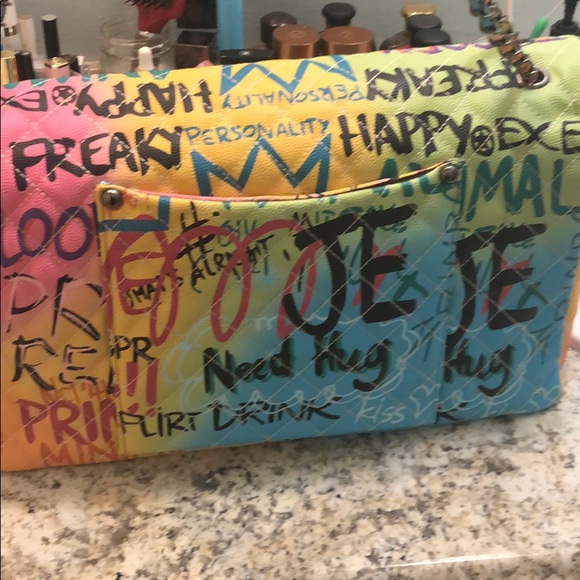 Very beautiful graffiti bag willing to negotiate - Picture 3 of 8